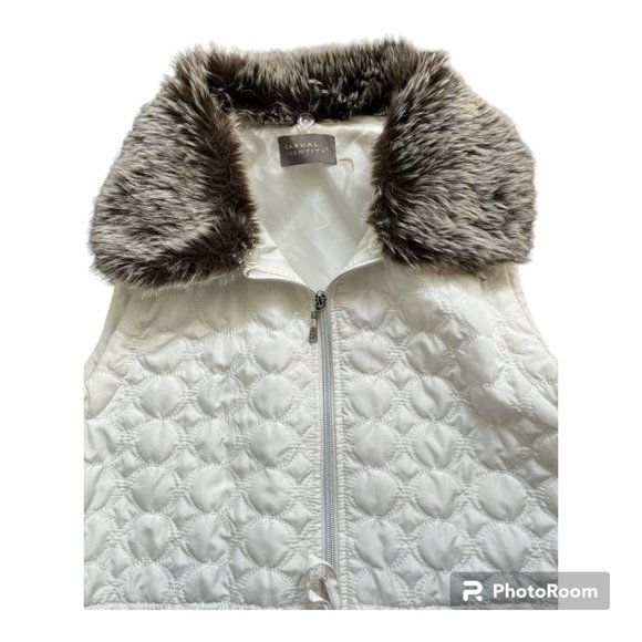 EUC White Puffer Vest with Removable Fur Collar PM - Picture 2 of 5